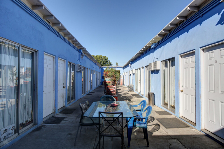 Others 5, Pavilions Motel, Los Angeles