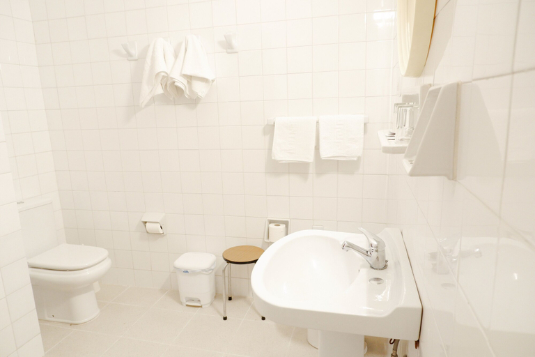 Bathroom 5, Hotel Central, Granada