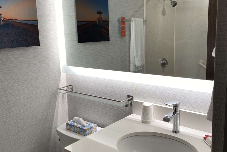 Bathroom 4, Howard Johnson by Wyndham Middletown Newport Area, Newport