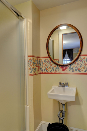 Bathroom 5, Melville House, Newport