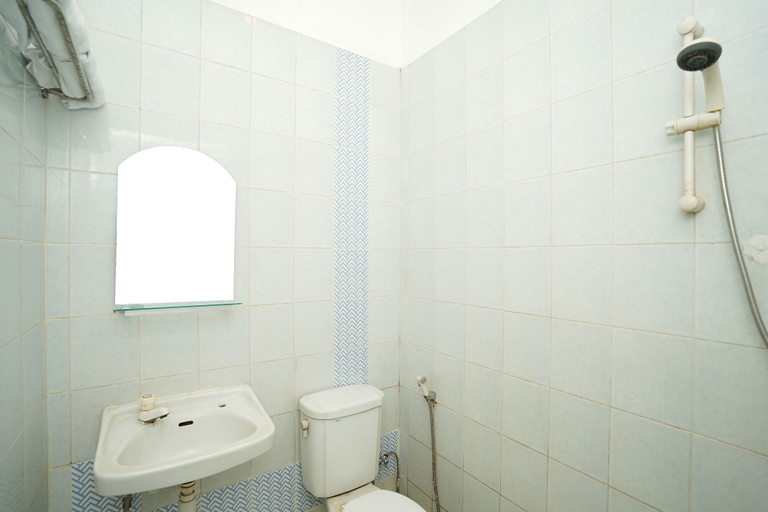 Bathroom 5, Merapi Inn Syariah, Surabaya