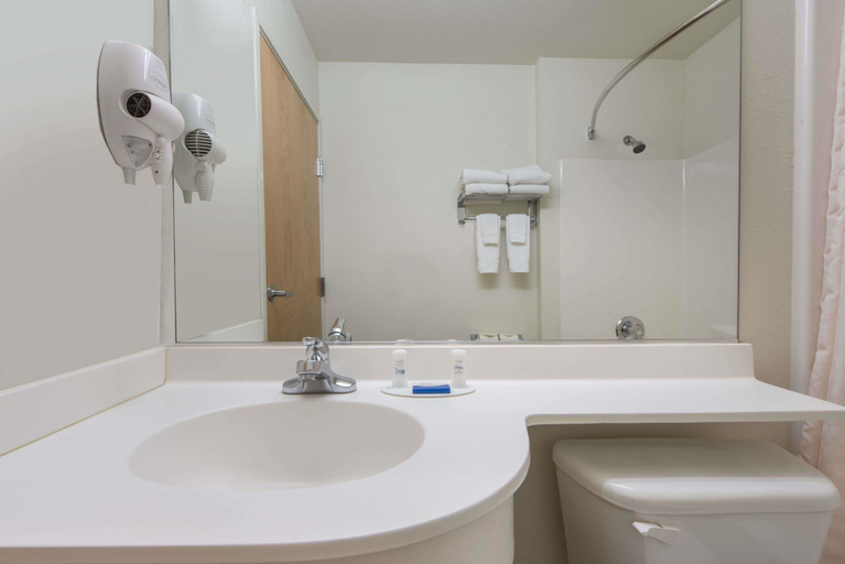 Bathroom 4, Microtel Inn & Suites by Wyndham Altus, Jackson
