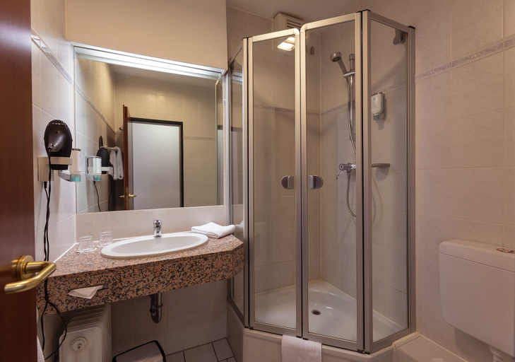 Bathroom 4, SensCity Hotel Berlin Spandau, Berlin