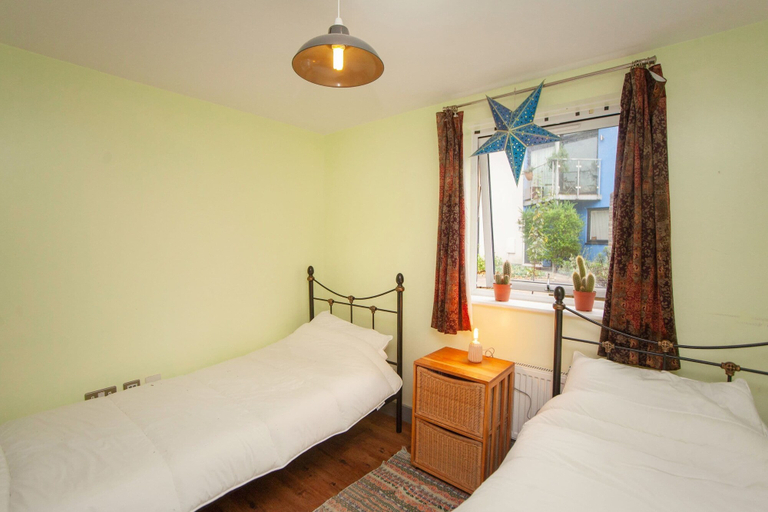 Bedroom 3, Special 3 Bedroom Townhouse With Parking in Bristol, Bristol