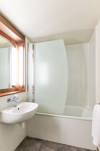Bathroom 4, Campanile Château Thierry, Aisne