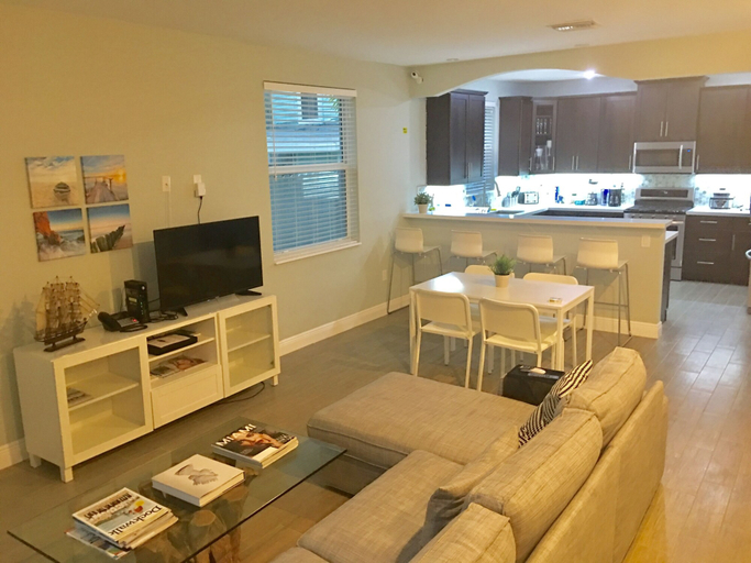 Others 5, 4 Bedroom Home by Ideal Experience VR, Broward