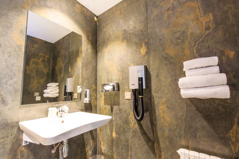 Bathroom 4, Best Western Hotel De La Plage, Loire-Atlantique