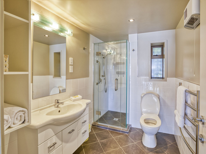 Bathroom 4, Ika Nui Taupo, Taupo