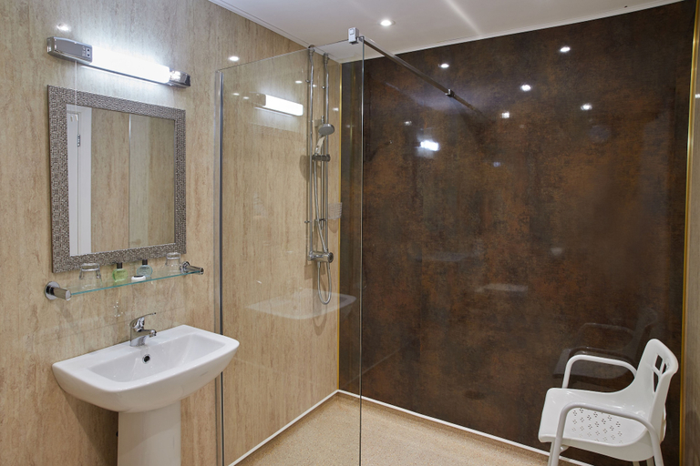 Bathroom 3, The Palm Court Hotel, Norfolk