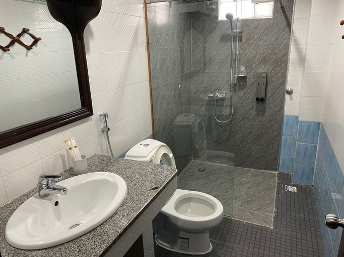 Bathroom 3, Anoulackkhenlao Hotel, Pek