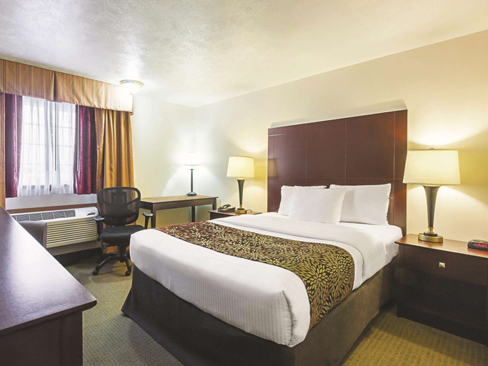 Bedroom 3, La Quinta Inn & Suites by Wyndham Woodburn, Marion