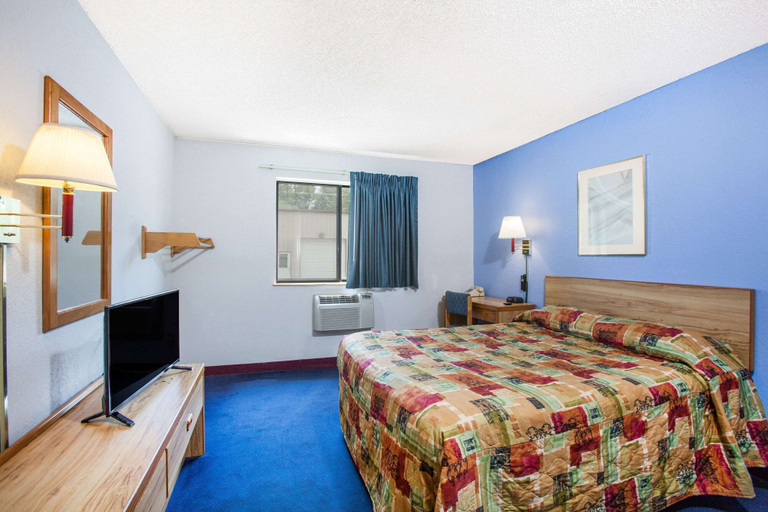 Bedroom 3, Super 8 by Wyndham Hot Springs, Garland