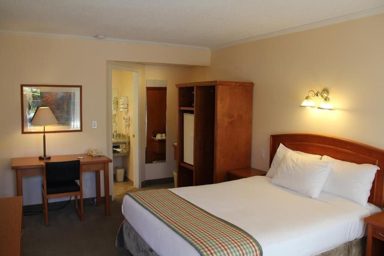 Bedroom 3, Travelodge by Wyndham Kamloops, Thompson-Nicola