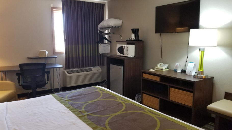 Bedroom 2, Super 8 by Wyndham St. Cloud, Stearns