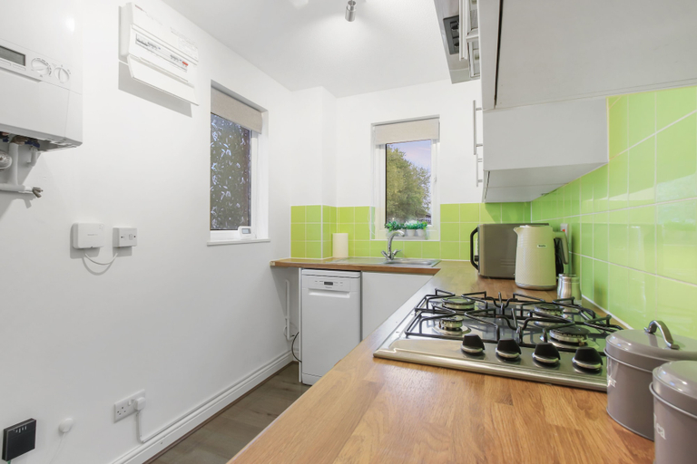 Others 5, Inviting 2-bed House in Milton Keynes - Netflix, Milton Keynes