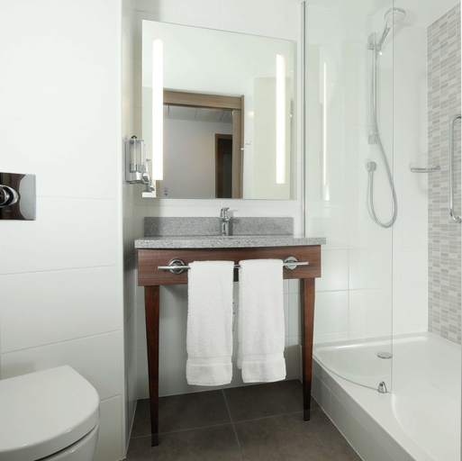 Bathroom 5, Hampton by Hilton Belfast City Centre, Belfast