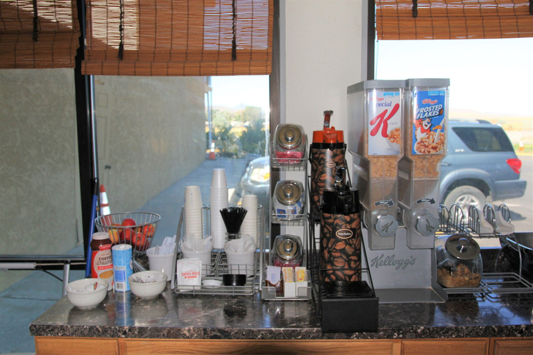 Food & Drinks 5, Super 8 by Wyndham Wells, Elko