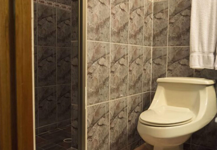 Bathroom 4, Hotel Castilla, David
