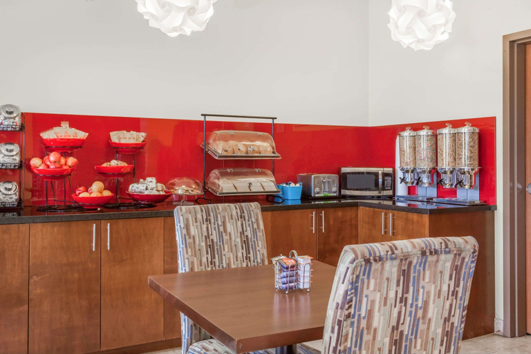 Food & Drinks 5, Ramada by Wyndham Carlyle, Division No. 1