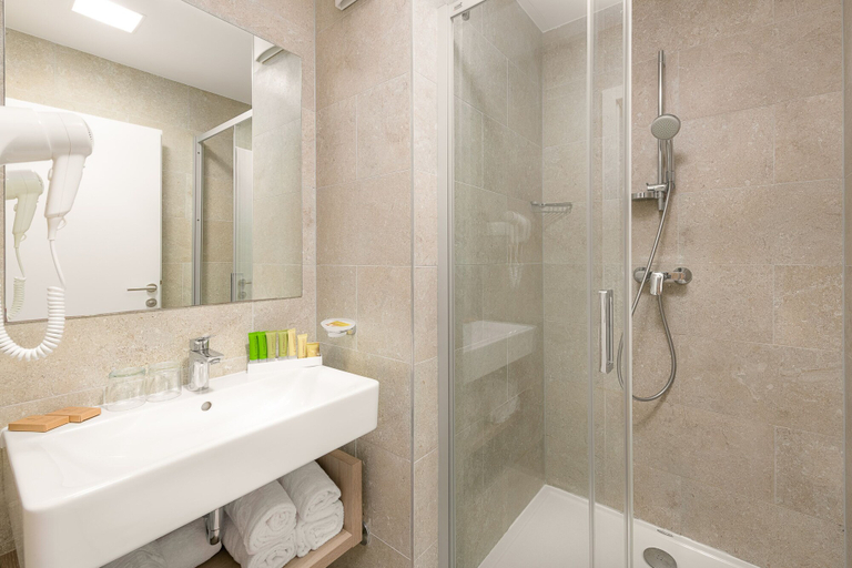 Bathroom 5, Medora Auri Family Beach Hotel, Podgora