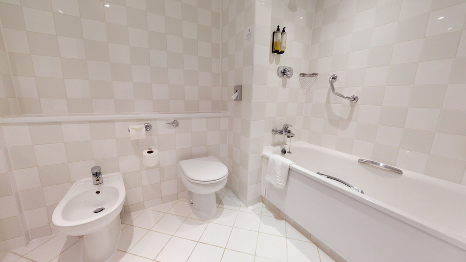 Bathroom 5, Holiday Inn MILTON KEYNES - CENTRAL by IHG, Milton Keynes