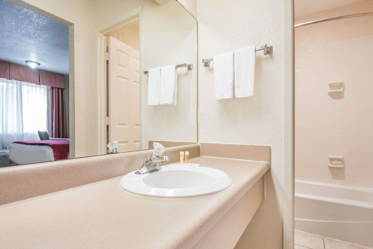Bathroom 4, Days Inn by Wyndham Ottawa, Franklin
