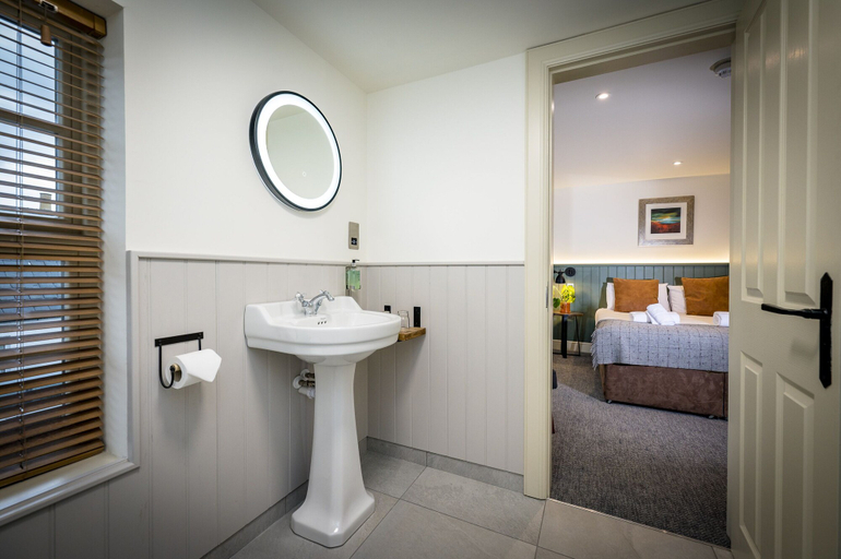 Bathroom 4, The Loch Ness Inn, Highland