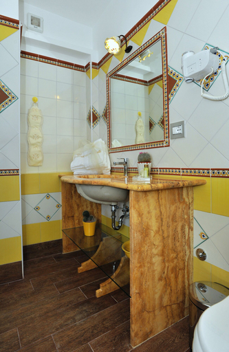 Bathroom 5, World Center, Salerno