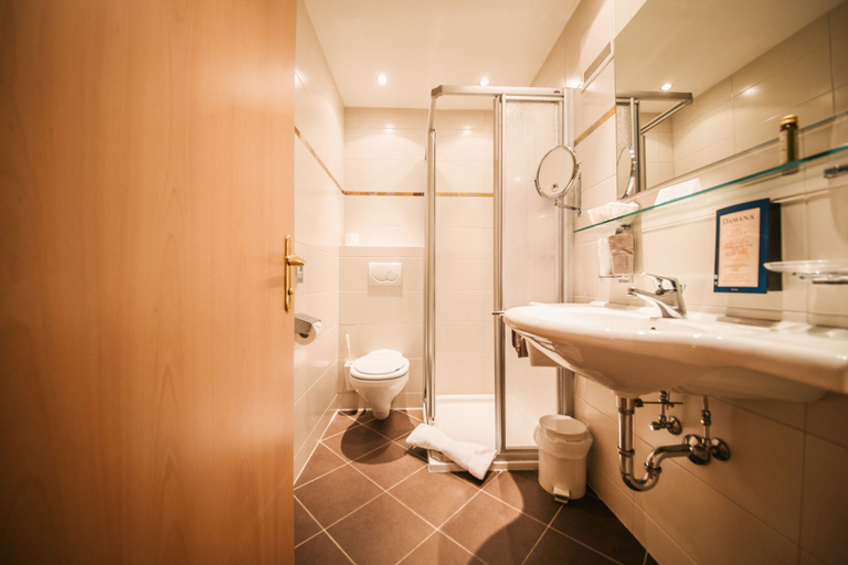 Bathroom 4, Arlen Lodge Hotel, Landeck