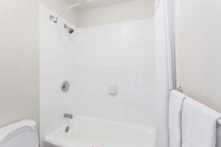 Bathroom 5, Super 8 by Wyndham Kelowna BC, Central Okanagan