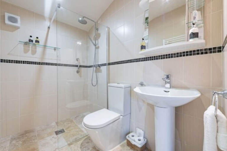 Bathroom 4, Canaston Oaks, Pembrokeshire