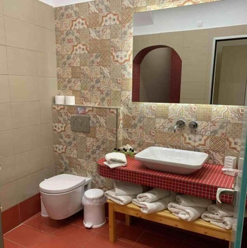 Bathroom 5, Asterolithos, South Aegean