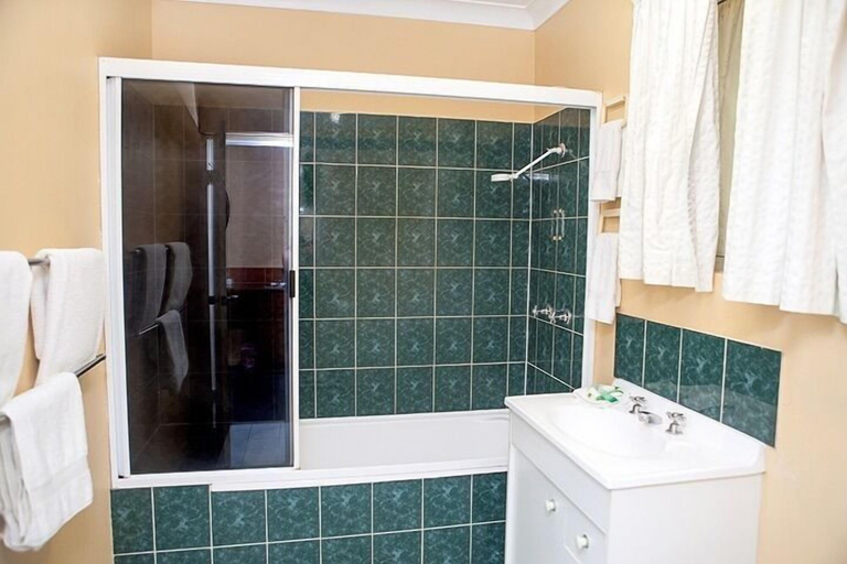 Bathroom 4, Townview Motel, Mount Isa