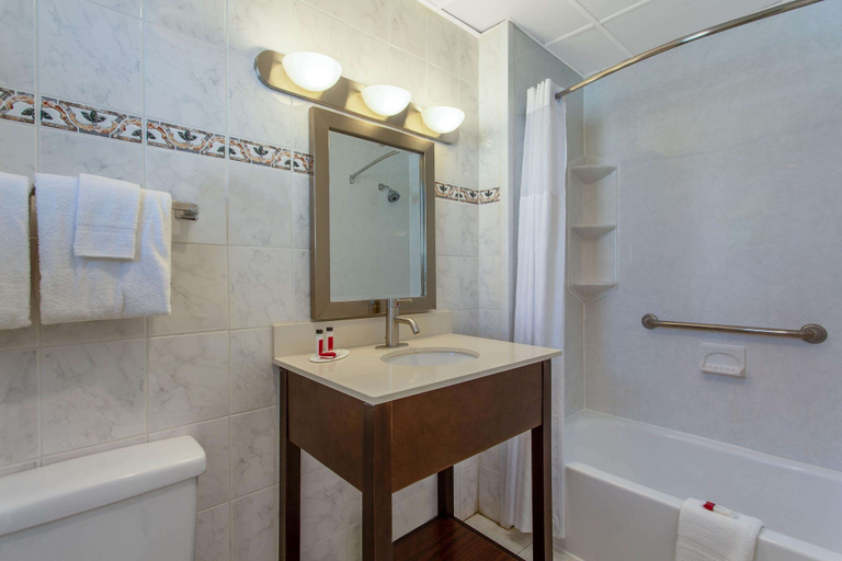 Bathroom 4, Days Inn by Wyndham Ocean City Oceanfront, Worcester