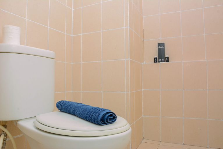 Bathroom 5, Homey Spacious 3BR Green Palace Kalibata Apartment By Travelio, Jakarta Selatan