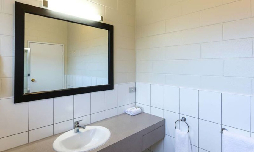 Bathroom 5, Comfort Inn & Suites King Avenue, Wellington - Sale