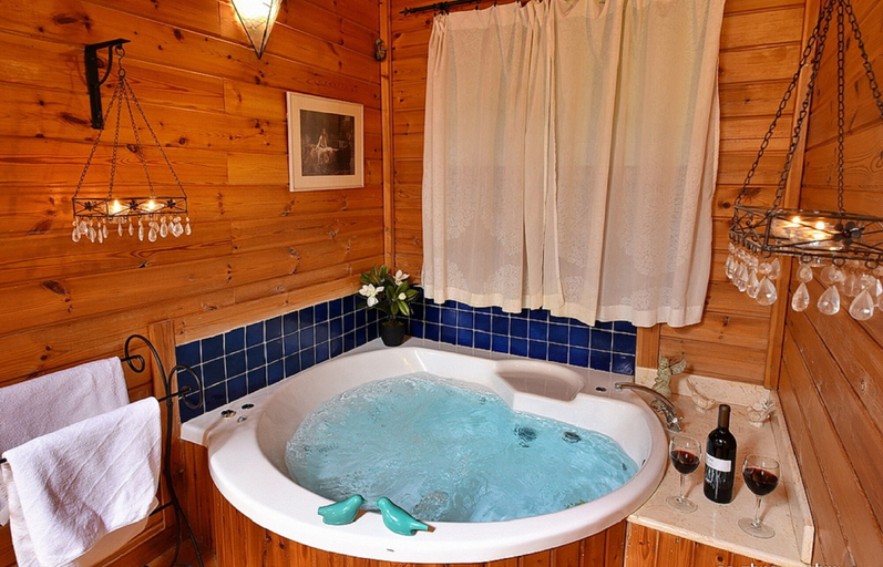 Bathroom 4, Maya Cabins