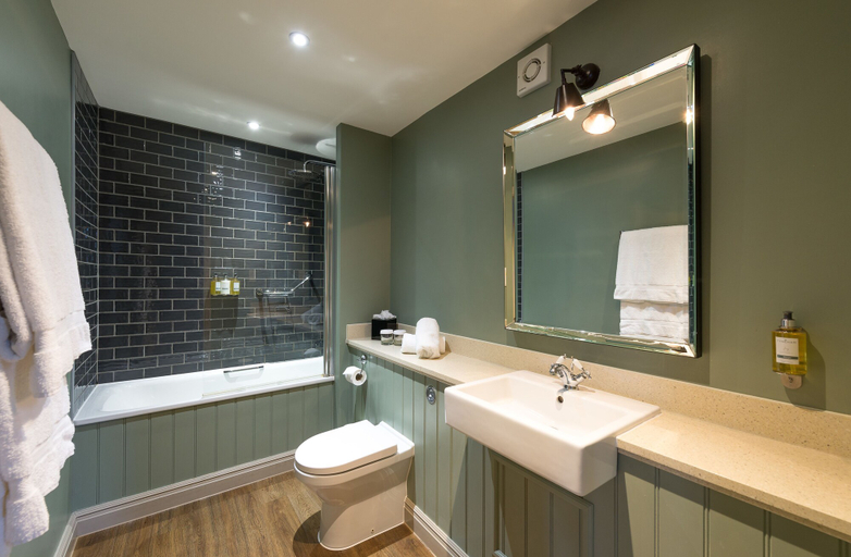 Bathroom 4, The Crown Manor House Hotel, Hampshire