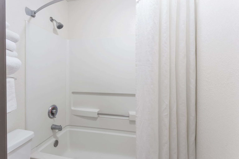 Bathroom 4, Super 8 By Wyndham Woodstock, McHenry