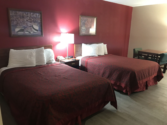 Bedroom 3, Days Inn by Wyndham Hillsboro, Highland