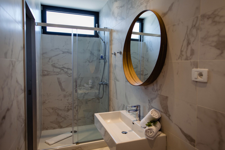 Bathroom 4, Gava Waterman Island Cottages, Milna