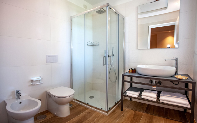 Bathroom 5, Hotel Angelina, Napoli