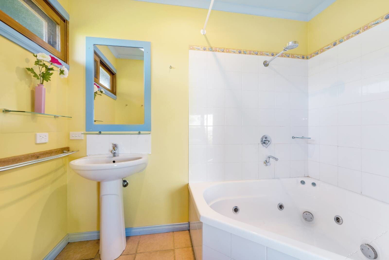 Bathroom 4, Apollo Panorama Guesthouse, Colac-Otway - South