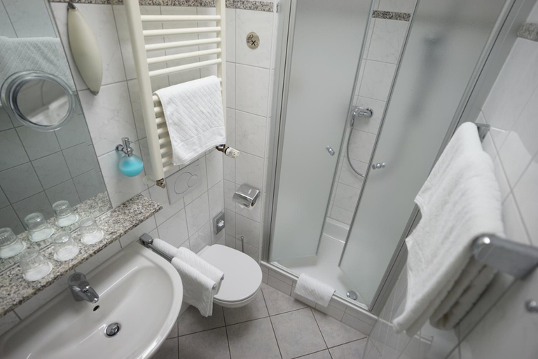 Bathroom 5, Hotel Sauer Garni, Offenbach