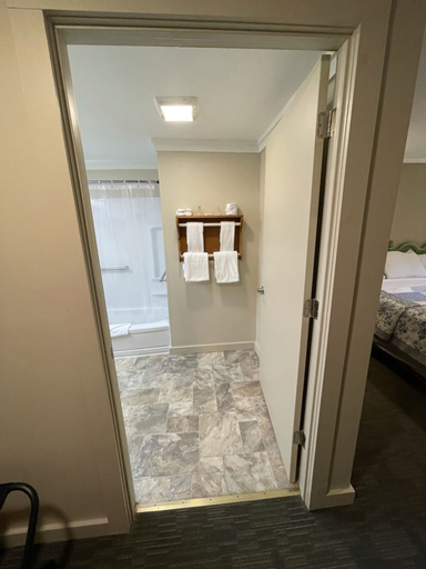 Bedroom 5, Northern Lights Lodge, Lamoille