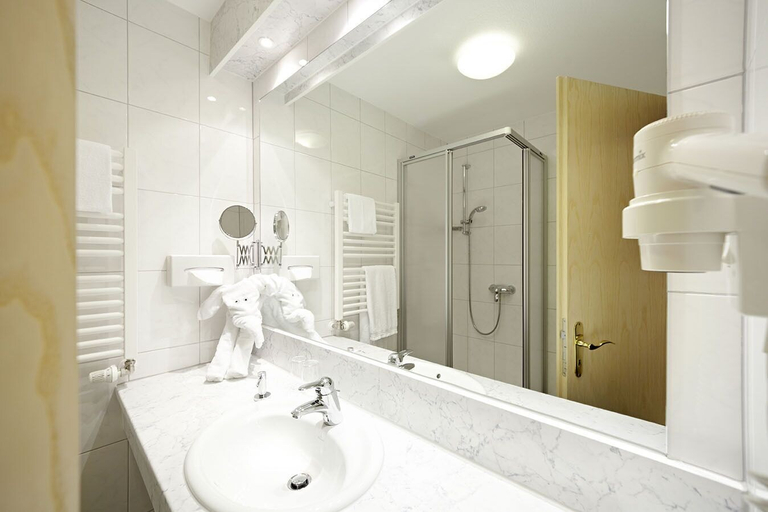 Bathroom 5, Hotel Sonnenhof Dietzenbach, Offenbach