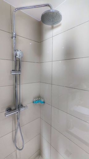 Bathroom 5, Atrium Hotel Heathrow, London