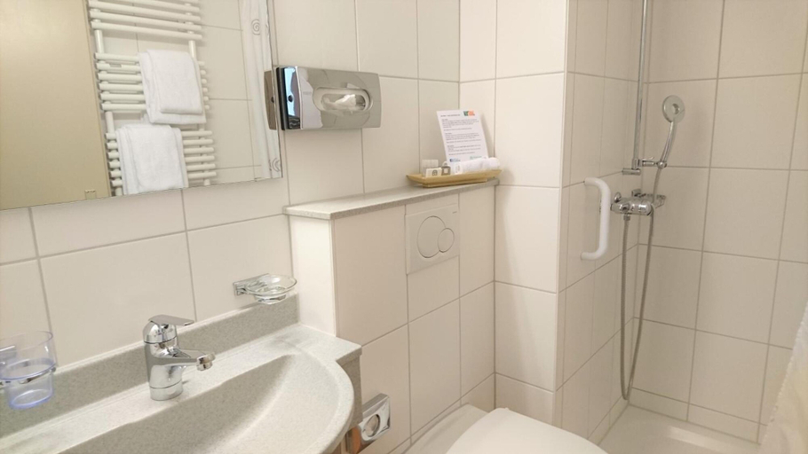 Bathroom 3, Hotel Promenade, Andelfingen