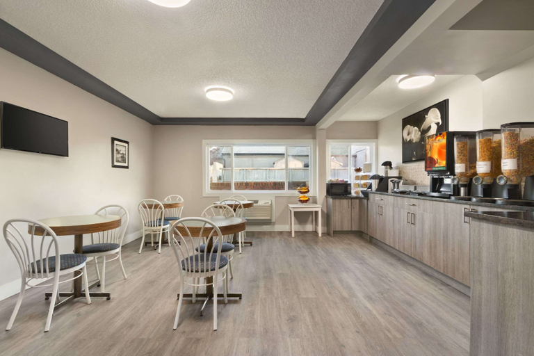 Food & Drinks 5, Travelodge by Wyndham Calgary South, Division No. 6