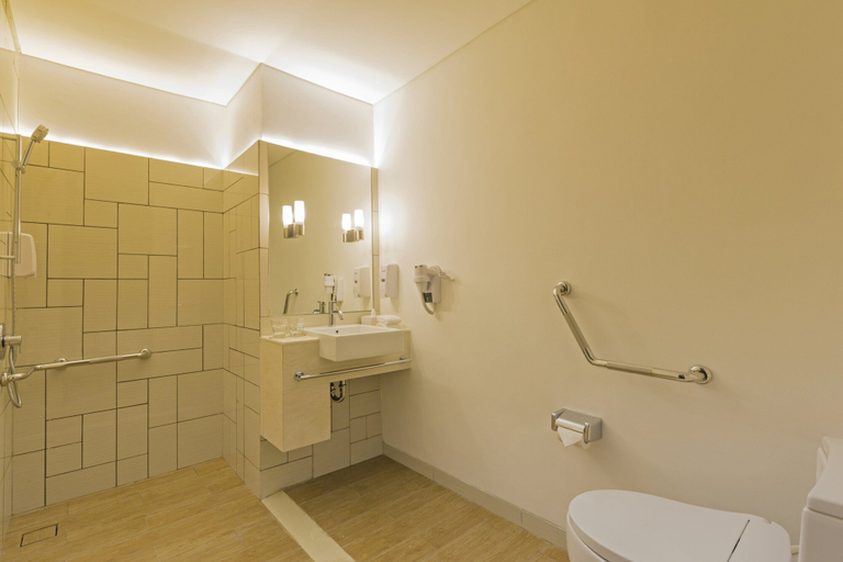 Bathroom 5, Holiday Inn Express Jakarta Pluit Citygate, Jakarta Utara